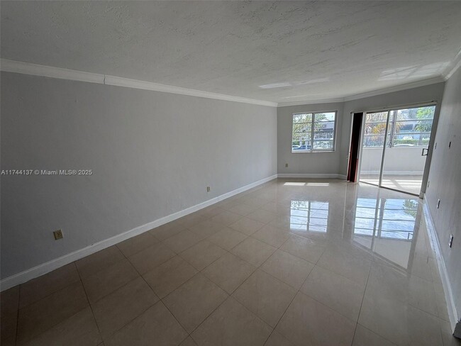 Building Photo - 1655 NE Miami Gardens Dr