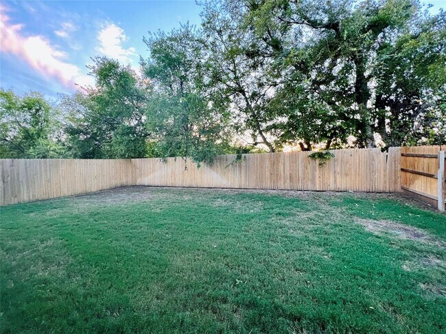 Building Photo - 105 Naset Dr