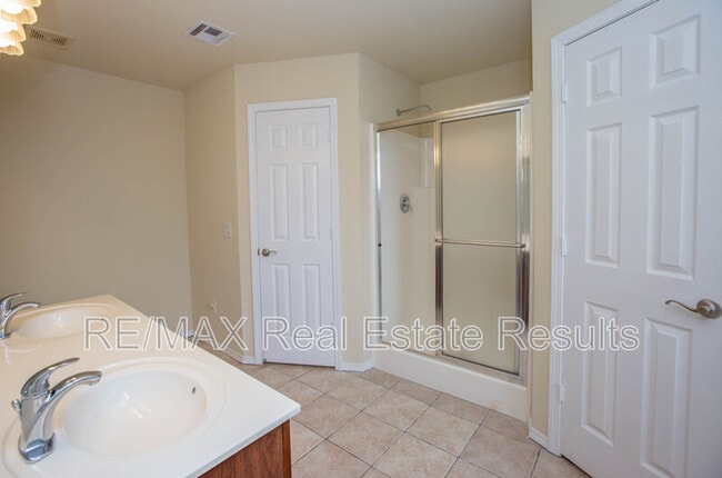 Building Photo - 1902 SW Fremont Rd