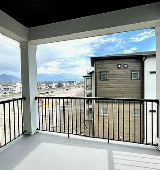 Building Photo - 357 750 N