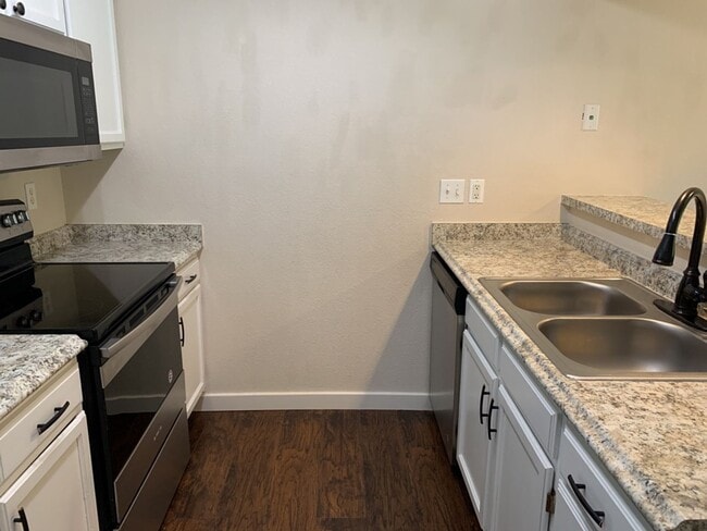 Building Photo - STUDENTS WELCOME! Remodeled 2 Bedroom 2 Bathroom Second-Floor Condo