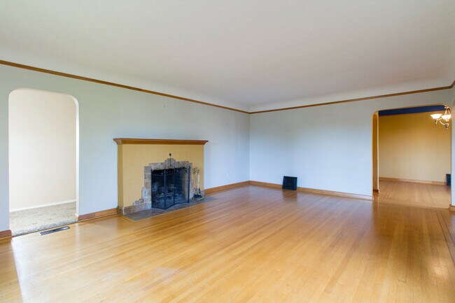 Building Photo - Rose City Park English Tudor with Stunning...