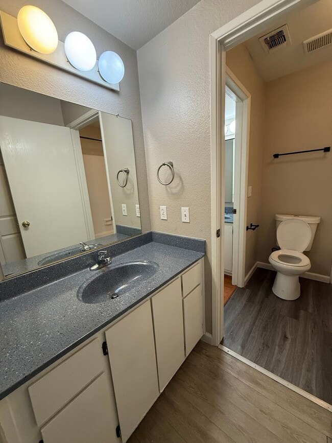 Building Photo - 2 bed 1 bath condo available in Natomas area