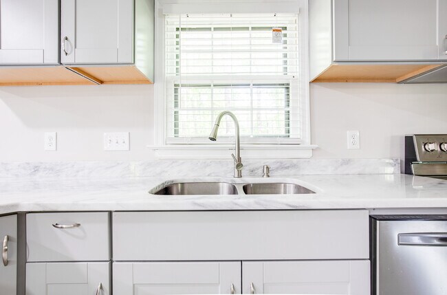 Building Photo - 3010 Fox Chase Dr