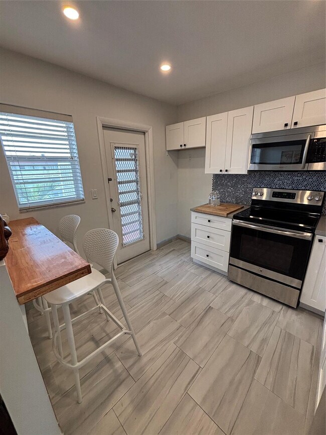 Building Photo - 4310 NW 12th Ct