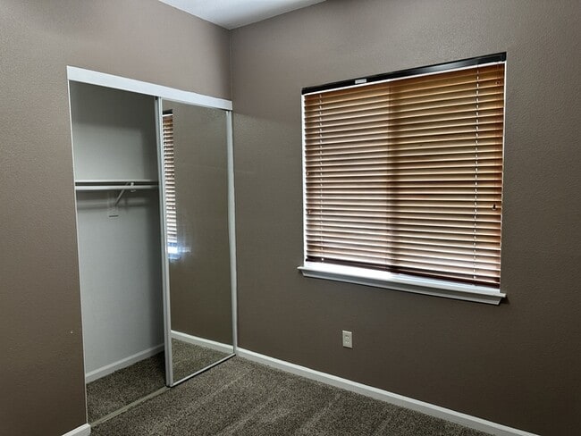 Building Photo - Weston Ranch 4 Bedroom 2.5 Bathroom Home
