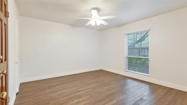 Building Photo - Stylish First-Floor Living in the Heart of San Antonio