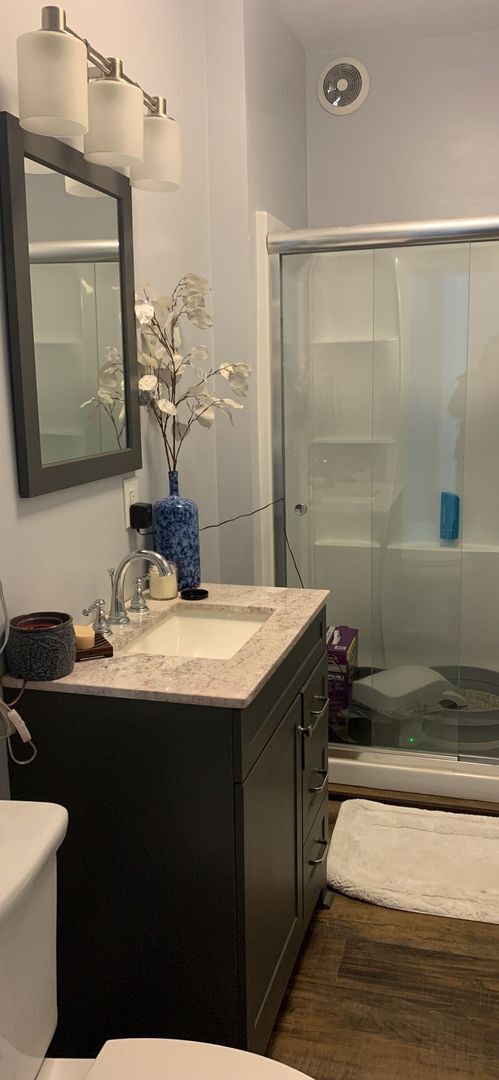 Building Photo - 223 E 9th St