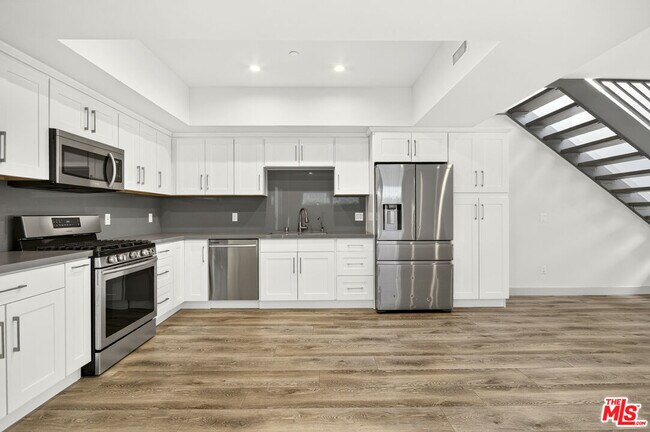 Building Photo - 440 Palm Dr