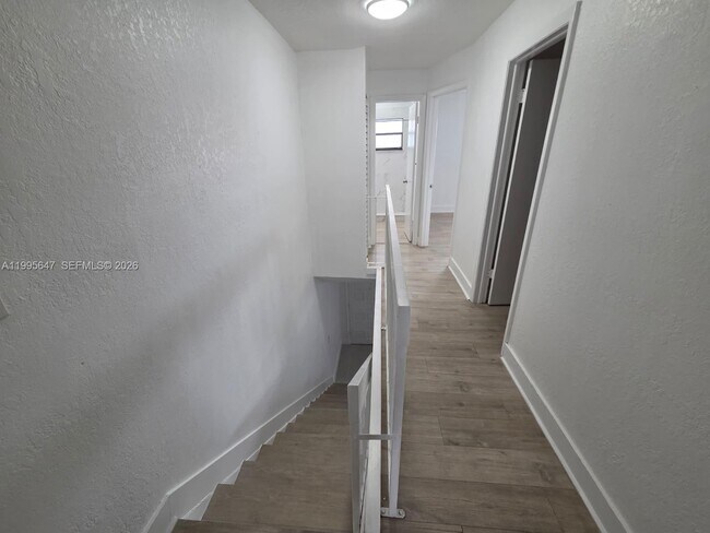 Building Photo - 550 SW 115th Ave
