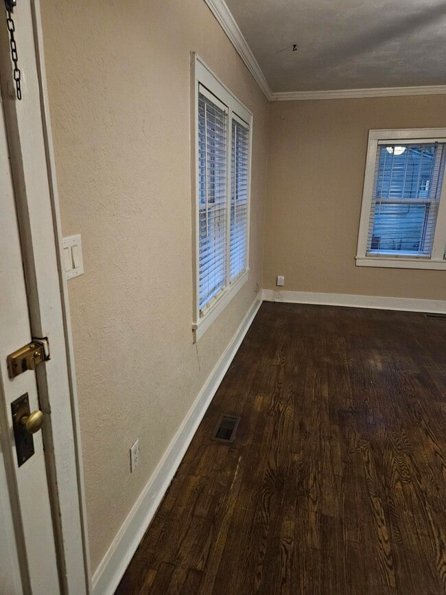 Building Photo - 619 S Kentwood Ave