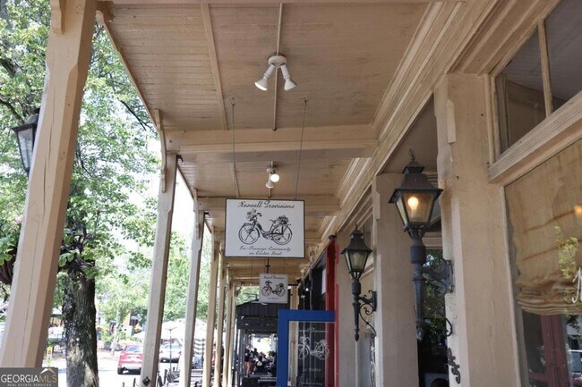 Building Photo - 190 Thompson Pl