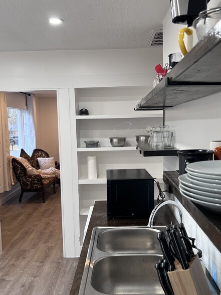 Kitchen - 620 Simpson St