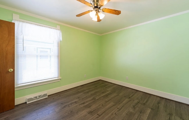 Building Photo - 25% OFF FIRST MONTHS RENT - Large Beautiful Home