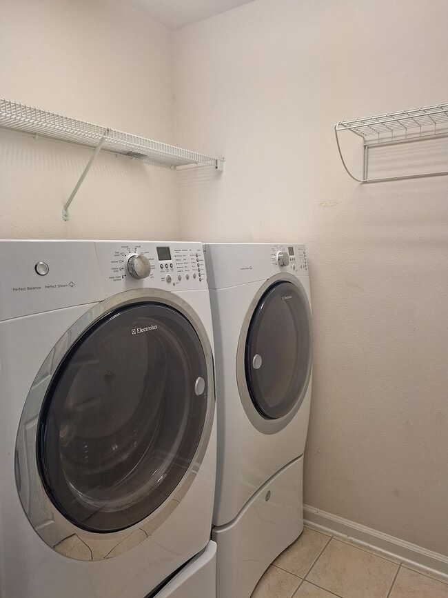 Building Photo - Townhome near Gate Parkway