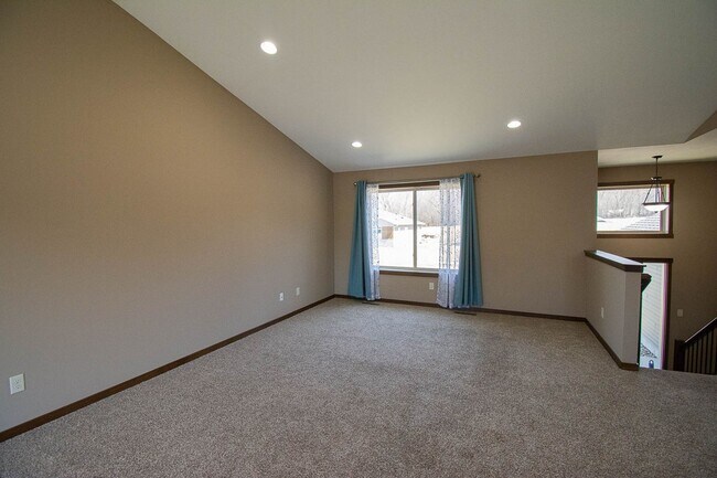 Building Photo - Move-In Ready NW Rochester Home with Finished Lower Level