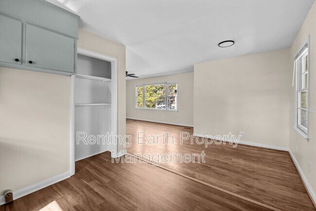 Building Photo - 405 18th Ave NW