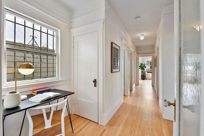 Building Photo - Cole Valley: Bright Top Floor Unfurnished 1 Bed 1 Bath with Garage Parking