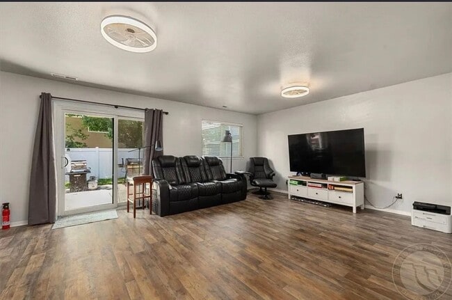 Building Photo - Spacious heights home