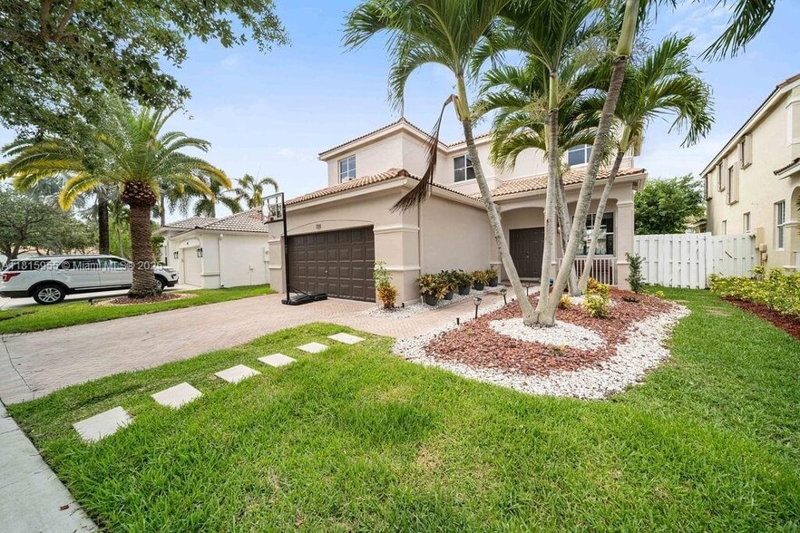 Primary Photo - 721 Tanglewood Cir