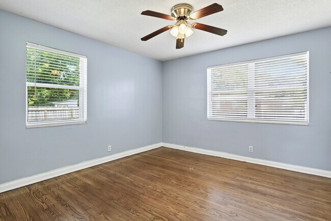 Building Photo - 6635 Blackwood Dr