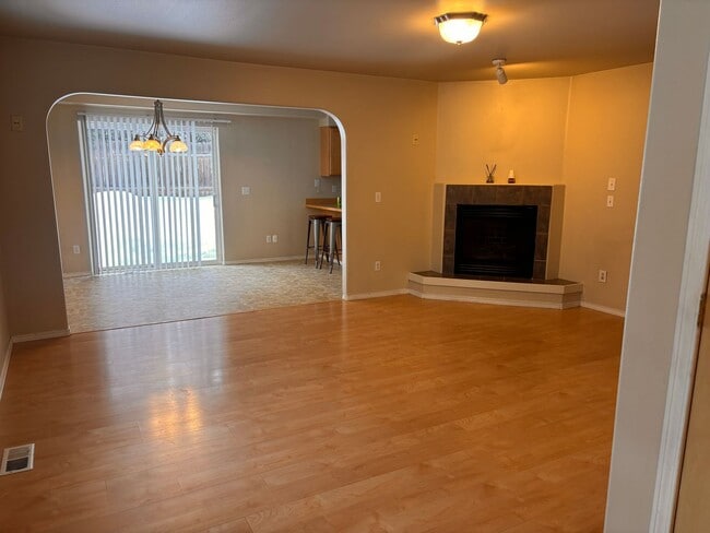 Building Photo - Beautiful and spacious East Anchorage home