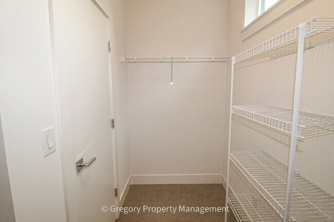 Building Photo - Newer Luxury 4 Bed 3 Bath 2 Car Garage Townhouse in Desirable Downtown Bothell Location. Walk to ...