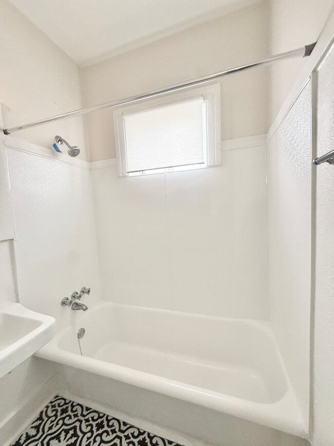 Building Photo - Very Unique Upstairs 1/1 w/ Hardwoods in Small 1920's complex - F211