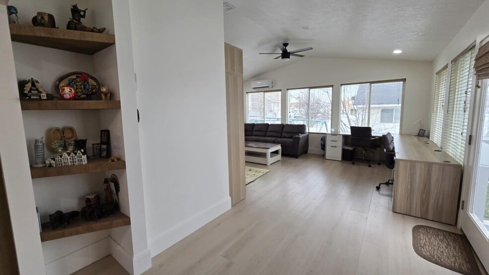 View of family room and built-in display shelves - 2504 W Pine Needle Pl