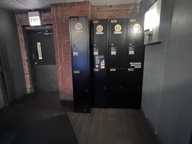 Building Photo - 1000 W Washington Blvd