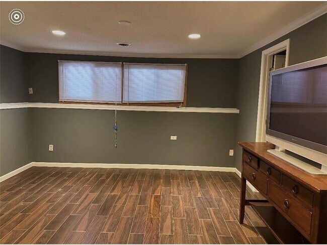 Building Photo - 1657 Helena Rd N