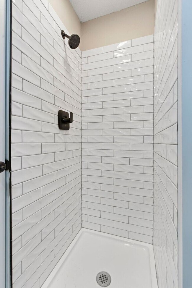 Building Photo - 4 Bedroom home 2 bath Available NOW!