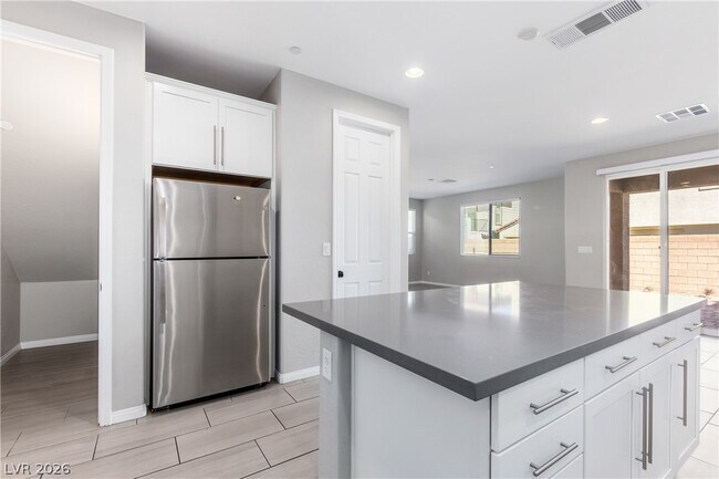 Building Photo - 204 Rondeau Ave
