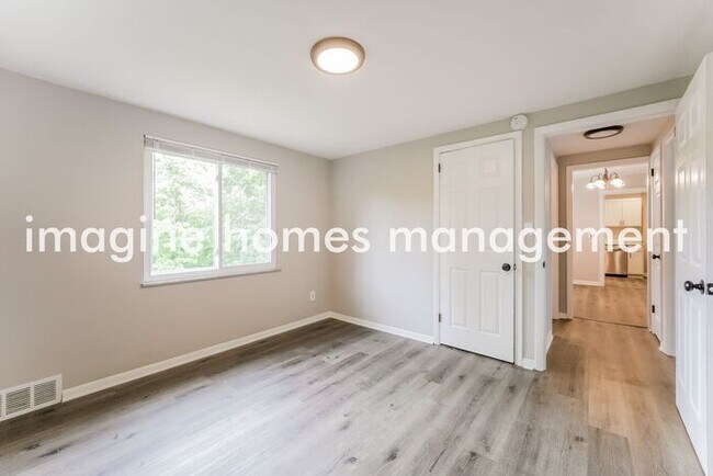 Building Photo - Lovely 4 Bed, 2 Bath Home in North Hills!