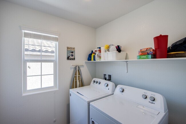 Building Photo - 2 Story Townhouse in Gated Community! Comi...