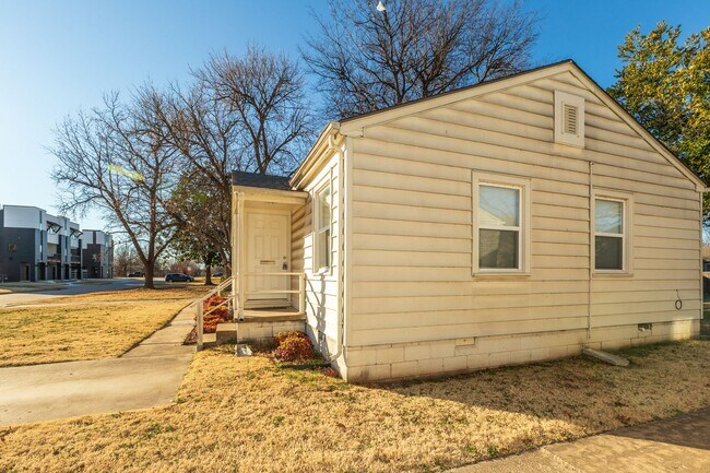 Building Photo - Beautiful Brookside duplex unit - NO PETS