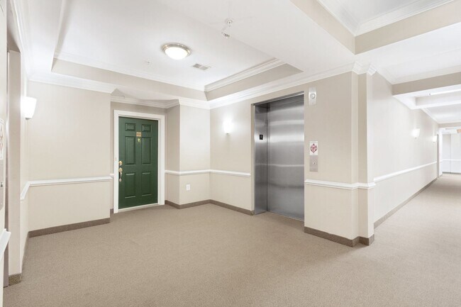 Building Photo - Great 2 Bedroom; 2 Bathroom condo in Manas...
