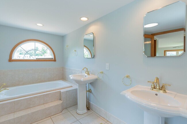 Building Photo - 4 Bed, 3, Bath Single Family Home in Ranson, WV