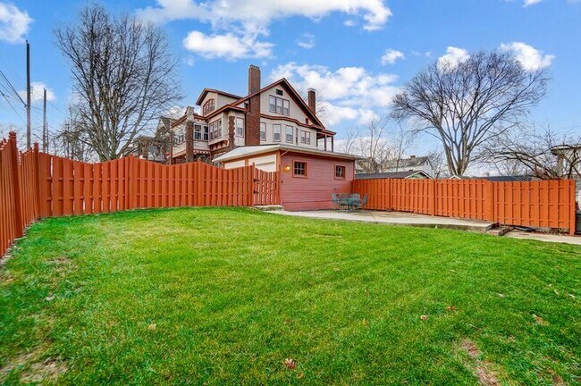 Building Photo - 2881 Observatory Ave