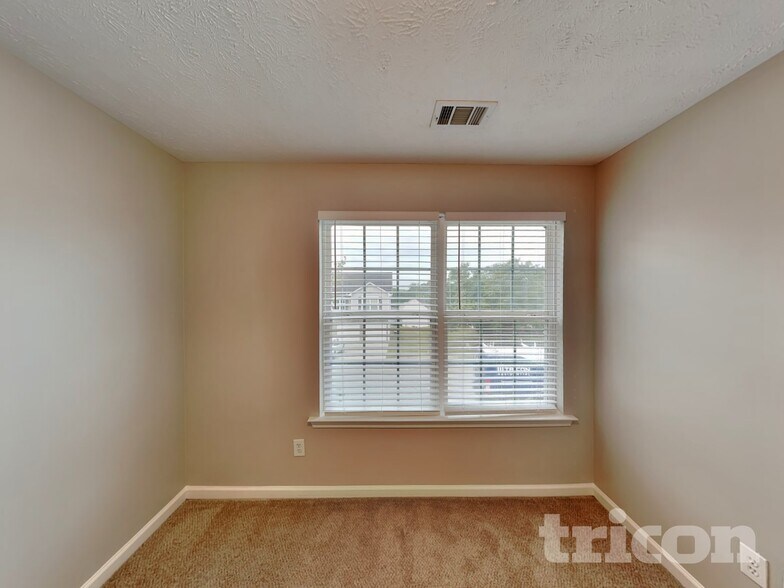 Building Photo - 1420 Buckingham Pl