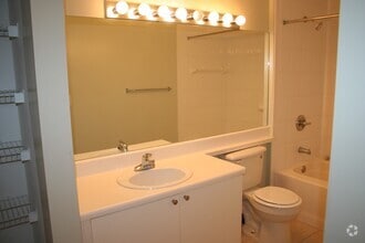 Building Photo - Pretty 1/1 in Gated Community w/Awesome Am...
