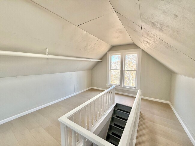 Building Photo - 1041 Lake Ave