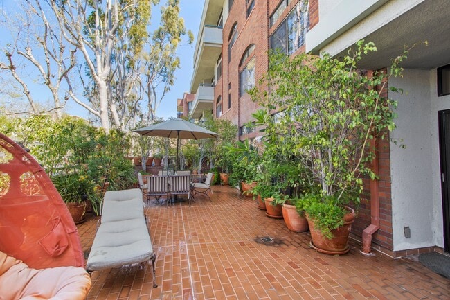 Building Photo - 200 N Swall Dr