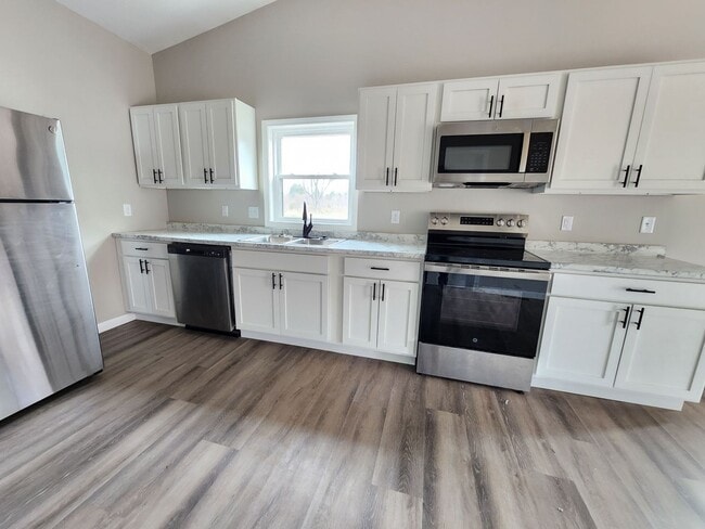 Building Photo - Spacious 3-Bedroom, 2-Bathroom Home AVAILABLE NOW!!