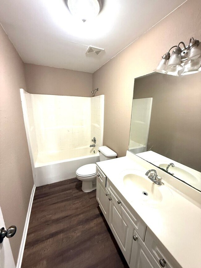 Building Photo - ** 4 Bed 2 Bath located in Park Lake ** Ca...