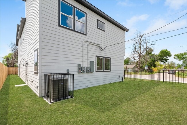 Building Photo - 6186 Eastland St