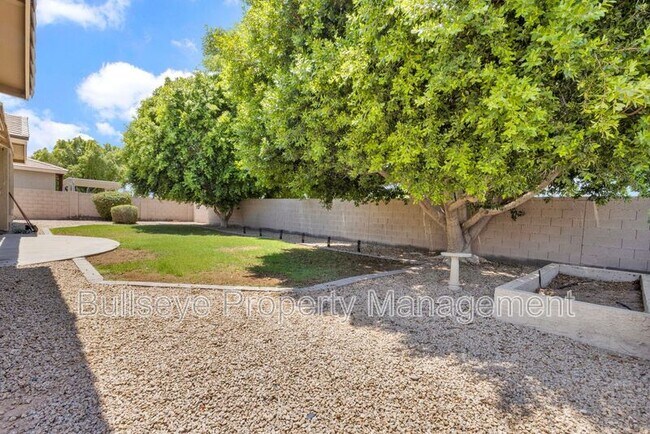 Building Photo - 1550 N Robin Ln
