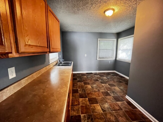 Building Photo - 2 Bedroom Home Dixie High Way