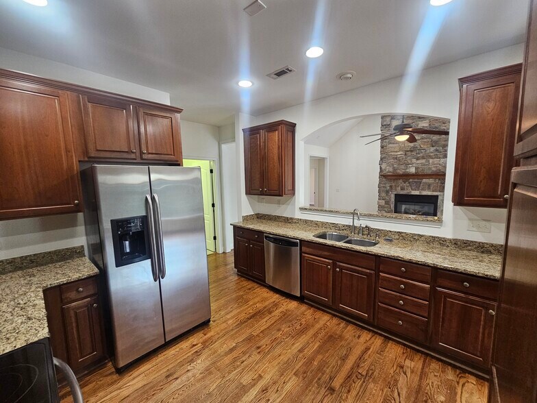 Building Photo - 212 Medford Dr