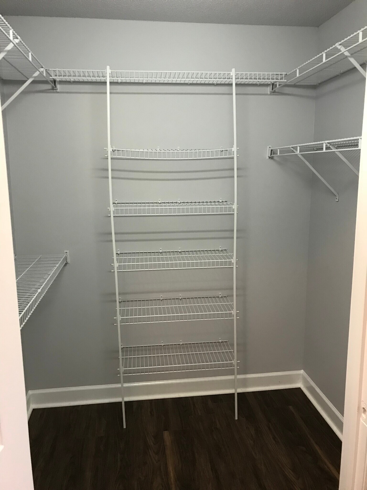 Building Photo - 1950 Hawkcrest Ct